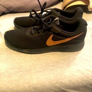 Ladies Nike tanjun tennis shoes. Size 11.